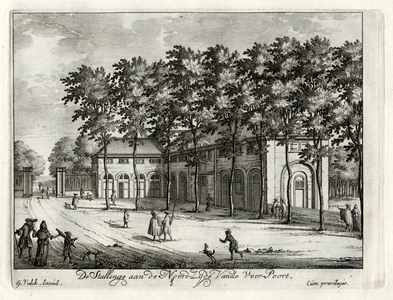 136010 Gezicht op de stalgebouwen ten noorden van het inrijhek van het huis Soestdijk te Baarn.